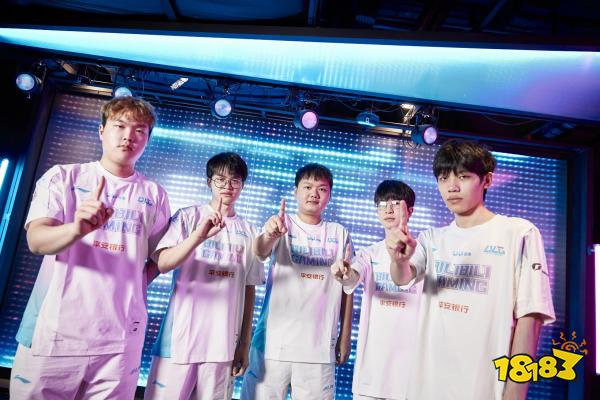 间有着巨大 间有着巨大